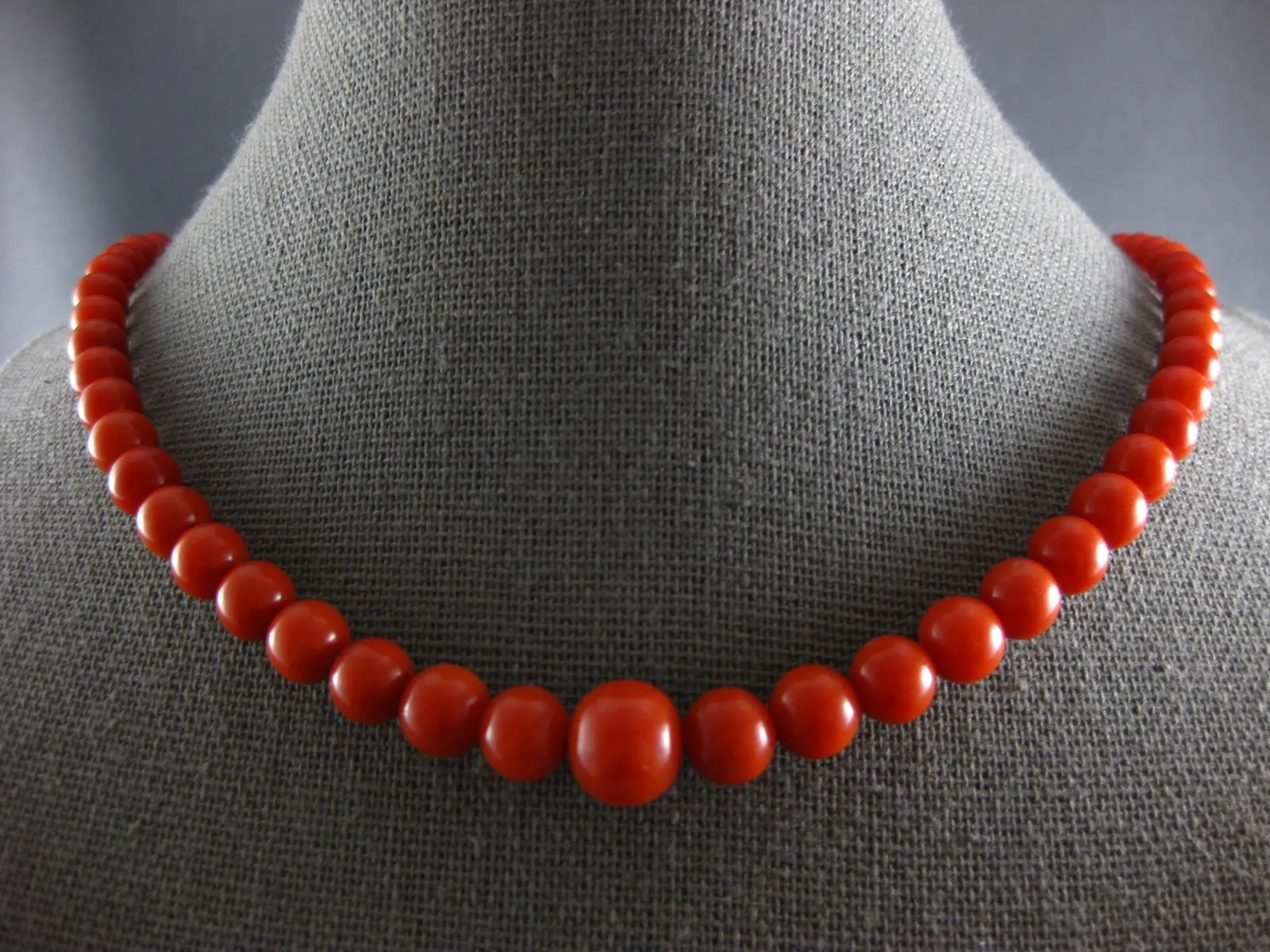 ESTATE LARGE AAA CORAL 14KT YELLOW GOLD 3D CLASSIC GRADUATING BEAD NECKLACE