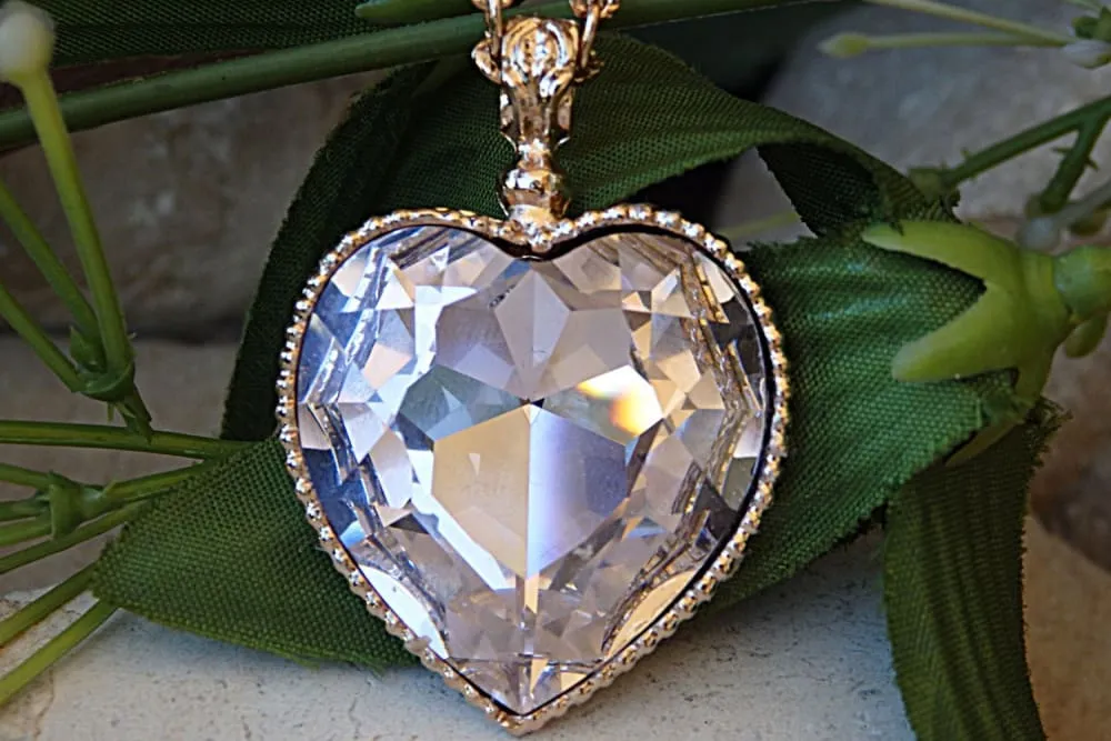 GREEN HEART NECKLACE