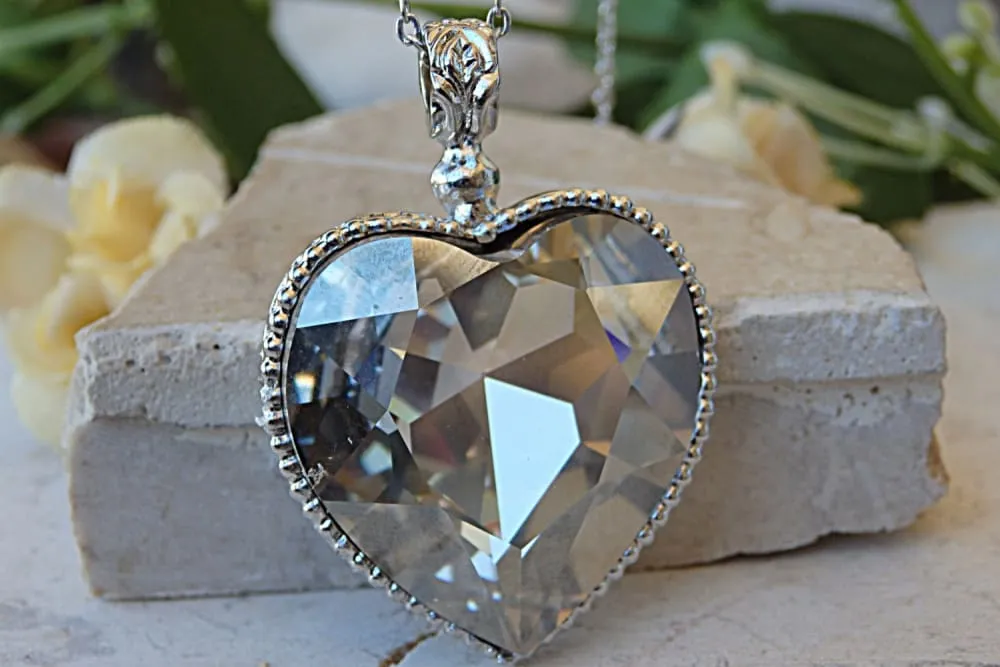 GREEN HEART NECKLACE