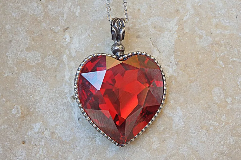 GREEN HEART NECKLACE