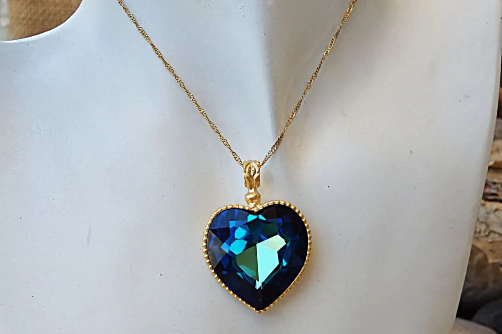 GREEN HEART NECKLACE